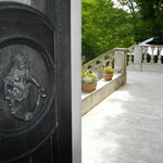 アルベルゴ・バンブー - メイン玄関扉　ドアに取り付けられたノッカーは1700年代に作成されたオランダ製のようです。