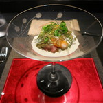エクアトゥール - 25年5月　三陸産アワビとバチマグロのトロ、オクラのソースとじゅんさい添え