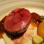 エクアトゥール - 25年5月　茨城県、仔鳩のロースト　スモーキーな赤ワインソース　アップ