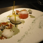エクアトゥール - 25年5月　マーシュルビーとライチのジュレ　ミントソースとバンブルムースのゼストコンフィ　濃縮ミルクのアイス添え
