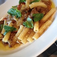 イゾラ スメラルダ - 玉ねぎと牛肉のパスタ