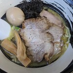 麺屋 よしすけ - 鶏白湯ラーメン。950円なり
            文句なしに美味いと思える好きな味
            これと100円のライスとでお腹いっぱい