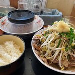 そば処 たから家 - 骨汁定食：左奥は肉そぼろ