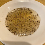 利尻昆布ラーメン くろおび - この餃子には酢胡椒がバツグン