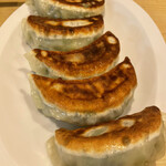 利尻昆布ラーメン くろおび - 餃子。外はカリカリ