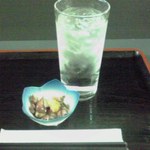 なか乃 - 焼酎二階堂の水割り４００円也とお通しのほかるいか酢漬け