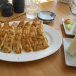 ぎょうざ 松龍軒 - 餃子３人前とおにぎり（１２０円）
