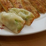 ぎょうざ 松龍軒 - こんな包み方でした