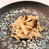 クッチーナ イタリアーナ ガッルーラ - 卵白のタリオリー二」（手打ち細麺）、松茸、アーリオオーリオ