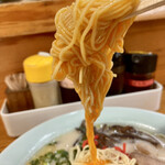 長浜ラーメン大吉 - でも、玉子絡めウマし！