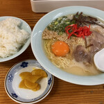 長浜ラーメン大吉 - 既に玉子の周囲はヌルくなってる。。。