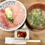 Isomaru Suisan - まぐろ２色丼 725円税込と生海苔味噌汁 110円税込