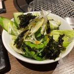 牛角食べ放題専門店 - セットのサラダはきざみ韓国海苔の乗ったミニチョレギサラダです。