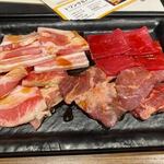 牛角食べ放題専門店 - そして、豚カルビ、トロカルビ、牛ロース、牛ハラミの５種盛です。