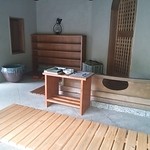 お店の入り口とウェイティングボード、下足箱