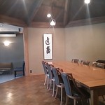 ゆったりとした空間に机が配置されています