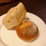 furenchibisutororumidhi - 席に座って飲み物注文後に、焼きたてのパンがアツアツで出てきました。それがとても美味しかったです。