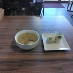 タイタイ タイ料理 - スープと生春巻き