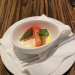 エビスエスクラッシコ - アミューズのモッツァレラとトマト。美味し。