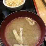 すし割烹悠水 - モヤシ煮と味噌汁