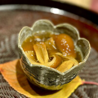 日本料理 研野 - ❶出来立ての豆腐
                    ～飛騨のジャンボなめこ香りが濃厚で寒さを忘れさせる。なかには出来立ての柔らかなツルッツルの90℃で５分蒸しあげた近喜豆腐。とろみある出汁と柚子が効いている。
