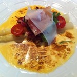 ホワイトアスパラのグラチネ　サラダ添え