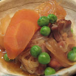 興 - 「鶏肉じゃが」：こっくりとした味付けの中に野菜の香りと旨みが活きた、
      上品な肉じゃがに。
      