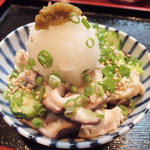 興 - 「鶏かわおろしぽん酢」：自家製ポン酢の香りゆかしく。柚子胡椒の香りもキリリ！