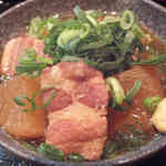 興 - 「豚バラ大根煮」：煮汁をたっぷりと含んだ大根。するりと、甘旨い豚バラ！