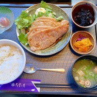 天空の月 渋谷 - 三元豚生姜焼き定食(900)