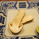 瞬 - 焼松茸は酢橘を適量に。