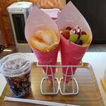 Fleur Crepes - 桃生クリームクレープとぶどうクレープ。暑いのでコーラも無料サービス