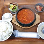 コッテジ - 牡蠣入り豆腐チゲ ランチセット（激辛・ご飯大盛・生卵）