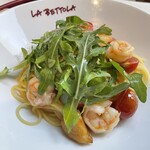 Olio spaghetti with shrimp, tomato, and arugula