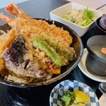 Ten-don (tempura rice bowl) (3 shrimp, kisses, 3 types of vegetables)