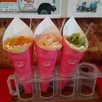 Fleur Crepes - 左から順にマンゴー生クリームクレープ、桃生クリームクレープ、キウイ生クリームクレープ。各450円