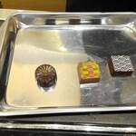 ショコラティエ川路 - 和ショコラのうち、柚子ショコラ、胡麻ショコラ、蜂蜜ショコラをテイクアウト