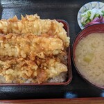 あみ富 - あなご天丼。1,050円なり
            ご時世なのか70円値上がり
            
            味噌汁はネギと細切れの里芋
            かつては、具がカニや貝だったりしたし
            果物等をサービスしてくれたりしてたから
            体感的には70円以上かも