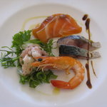リストランテ アマルフィイ - 前菜：スモークサーモン、鯖と蛸のマリネ、蒸しエビ