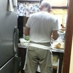 好楽園 - 奥の座敷はこの厨房を抜けて来たところにあり、お父さんの手際の良い仕事っぷりを間近に見られました