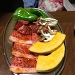 好楽園 - カルビ(上)とハラミ(上)