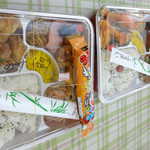 倉井ストアー - うまい棒付き弁当もあります。