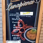 チーズケーキと彩りカレー Luna piena - 店入口の立て看板。