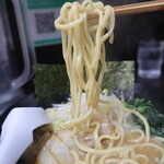 横浜家系ラーメン 上昇気流 - ラーメンの麺