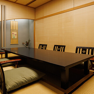 弧を描いた床の間がモダンな印象を与える接待や商事会に人気の個室です。6名様迄