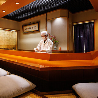 気心の知れた方と共に、くつろいだ気分で料理を堪能できるお座敷カウンターです。