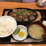 庄や - 牛鉄板焼きおろしポン酢定食（980円）