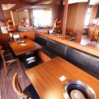 広めのお席でゆったりくつろげる店内。お座敷もございます。