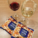 Hoteru Fujita Fukui - 友達は赤ワイン、私は白ワインを！
      おつまみのナッツはフロントで受け取ります！