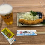 まるは食堂 - 大エビフライ1本・生ビール